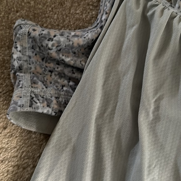 Lululemon gray racer back tank with built in bra size 10 - Picture 2 of 4